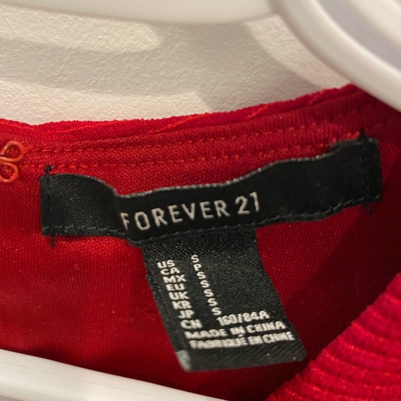 Small red crop top - Picture 2 of 3